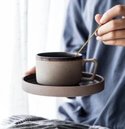 House Of Husk® Keramieke Kop En Schotel Set - Koffiekopjes - Theemokken - Koffiemokken - 250 Ml - Bruin Aardewerk 11 House Of Husk® Keramieke Kop En Schotel Set - Koffiekopjes - Theemokken - Koffiemokken - 250 Ml - Bruin Aardewerk -Bekerwinkel 1161x1200 3