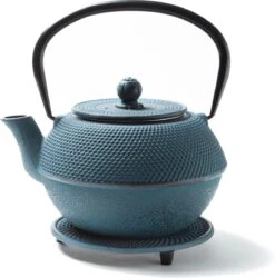 Tealøv THEE SET 1,1 LITER GIETIJZER | COMPLETE SET IN GESCHENKDOOS | Gietijzeren Theepot Met Roestvrijstalen Zeef, Gietijzeren Theekopjes En Onderzetter | In Authentiek Japanse Stijl | Arare Blauw -Bekerwinkel 1187x1200