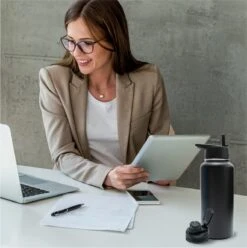 Thermosfles - Onyx Black - 1 Liter - Extra Dop Met Rietje & Drinktuit - Thermosflessen - Isoleerfles - BPA Vrij - Lekvrij - Thermoskan - Isoleerbeker - Thermosbeker 16 Thermosfles - Onyx Black - 1 Liter - Extra Dop Met Rietje & Drinktuit - Thermosflessen - Isoleerfles - BPA Vrij - Lekvrij - Thermoskan - Isoleerbeker - Thermosbeker -Bekerwinkel 1193x1200