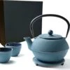 Tealøv THEE SET 1,1 LITER GIETIJZER | COMPLETE SET IN GESCHENKDOOS | Gietijzeren Theepot Met Roestvrijstalen Zeef, Gietijzeren Theekopjes En Onderzetter | In Authentiek Japanse Stijl | Arare Blauw -Bekerwinkel 1200x1005 2