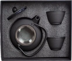 Tealøv THEE SET 800 ML GIETIJZER | COMPLETE SET IN GESCHENKDOOS | Gietijzeren Theepot Met Roestvrijstalen Zeef, Gietijzeren Theekopjes En Onderzetter | In Authentiek Japanse Stijl | Arare Zwart -Bekerwinkel 1200x1011 1