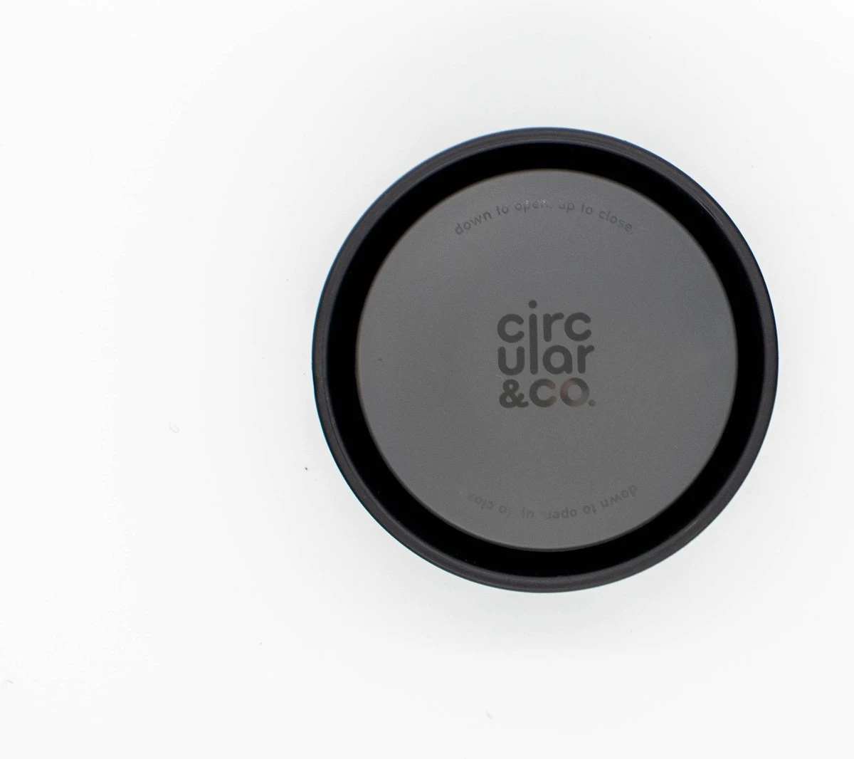 Circular & Co - Travel Mug - Koffiebeker To Go - Coffee To Go Beker - 340 Ml - Crème - Zwart - 12oz - Duurzaam 4 Circular & Co - Travel Mug - Koffiebeker To Go - Coffee To Go Beker - 340 Ml - Crème - Zwart - 12oz - Duurzaam - Afbeelding 2