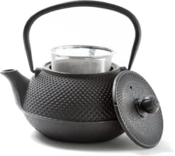 Tealøv THEE SET 800 ML GIETIJZER | COMPLETE SET IN GESCHENKDOOS | Gietijzeren Theepot Met Roestvrijstalen Zeef, Gietijzeren Theekopjes En Onderzetter | In Authentiek Japanse Stijl | Arare Zwart -Bekerwinkel 1200x1074 4