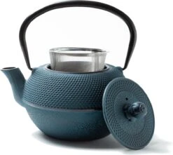 Tealøv THEE SET 1,1 LITER GIETIJZER | COMPLETE SET IN GESCHENKDOOS | Gietijzeren Theepot Met Roestvrijstalen Zeef, Gietijzeren Theekopjes En Onderzetter | In Authentiek Japanse Stijl | Arare Blauw -Bekerwinkel 1200x1075 3