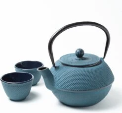 Tealøv THEE SET 1,1 LITER GIETIJZER | COMPLETE SET IN GESCHENKDOOS | Gietijzeren Theepot Met Roestvrijstalen Zeef, Gietijzeren Theekopjes En Onderzetter | In Authentiek Japanse Stijl | Arare Blauw -Bekerwinkel 1200x1108 2