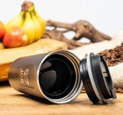 JOR Products® Thermobeker - Koffiezetapparaat - Koffiebonen - Thee - Koffiemachine - Thermoskan - Espressomachine - Reizen - Camping - Koffiefilterhouder 16 JOR Products® Thermobeker - Koffiezetapparaat - Koffiebonen - Thee - Koffiemachine - Thermoskan - Espressomachine - Reizen - Camping - Koffiefilterhouder -Bekerwinkel 1200x1125 3