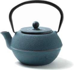 Tealøv THEE SET 1,1 LITER GIETIJZER | COMPLETE SET IN GESCHENKDOOS | Gietijzeren Theepot Met Roestvrijstalen Zeef, Gietijzeren Theekopjes En Onderzetter | In Authentiek Japanse Stijl | Arare Blauw -Bekerwinkel 1200x1135 2