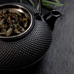 Lumaland - Thee Set - Theeservies - 1x Gietijzeren Theepot (1,4L), 1x Bamboe Doseerlepel, 1x Edelstalen Zeef 12 Lumaland - Thee Set - Theeservies - 1x Gietijzeren Theepot (1,4L), 1x Bamboe Doseerlepel, 1x Edelstalen Zeef -Bekerwinkel 1200x1200 871