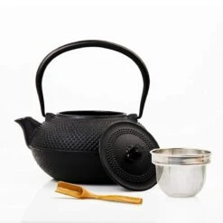 Lumaland - Thee Set - Theeservies - 1x Gietijzeren Theepot (1,4L), 1x Bamboe Doseerlepel, 1x Edelstalen Zeef 14 Lumaland - Thee Set - Theeservies - 1x Gietijzeren Theepot (1,4L), 1x Bamboe Doseerlepel, 1x Edelstalen Zeef -Bekerwinkel 1200x1200 873