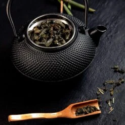 Lumaland - Thee Set - Theeservies - 1x Gietijzeren Theepot (1,4L), 1x Bamboe Doseerlepel, 1x Edelstalen Zeef 15 Lumaland - Thee Set - Theeservies - 1x Gietijzeren Theepot (1,4L), 1x Bamboe Doseerlepel, 1x Edelstalen Zeef -Bekerwinkel 1200x1200 874