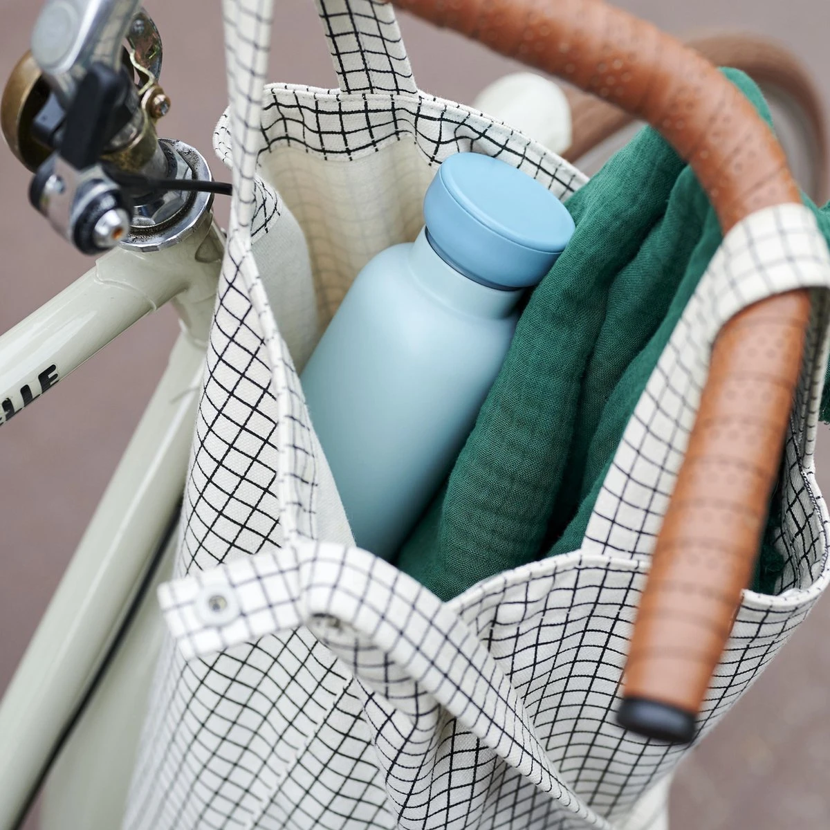 Mepal – Isoleerfles Ellipse 500 Ml – Houdt Je Drankje 12 Uur Warm En 24 Uur Koud – Nordic Green – Geschikt Voor Bruiswater – Thermosfles – Lekdicht 7 Mepal – Isoleerfles Ellipse 500 Ml – Houdt Je Drankje 12 Uur Warm En 24 Uur Koud – Nordic Green – Geschikt Voor Bruiswater – Thermosfles – Lekdicht - Afbeelding 5