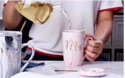 Merkloos Set Van 2 Mokken - Mok Set - Couple Mok - Koffiemok - Koffiebeker - Beker - Mokken En Bekers - Beker Met Lepel En Deksel - 400 Ml - Keramiek - Mr./Mrs. - Blauw/roze 18 Merkloos Set Van 2 Mokken - Mok Set - Couple Mok - Koffiemok - Koffiebeker - Beker - Mokken En Bekers - Beker Met Lepel En Deksel - 400 Ml - Keramiek - Mr./Mrs. - Blauw/roze -Bekerwinkel 1200x752