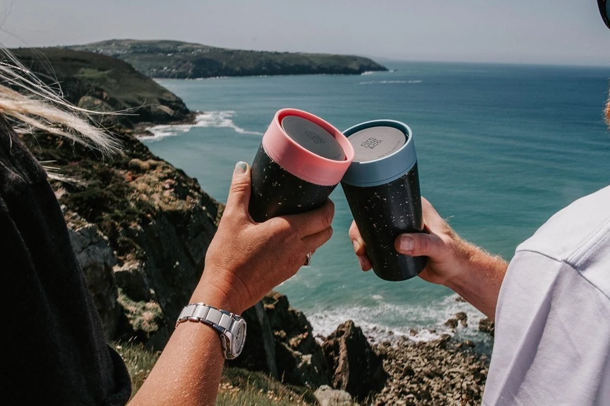 Circular&Co. Herbruikbare To Go Koffiebeker (rCUP) Zwart/zwart 8oz/227ml 9 Circular&Co. Herbruikbare To Go Koffiebeker (rCUP) Zwart/zwart 8oz/227ml - Afbeelding 7