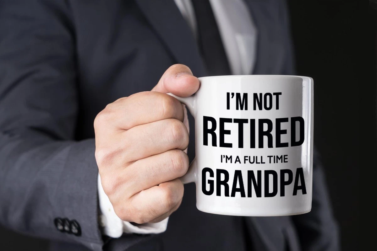 Im Not Retired Im A Full Time Grandpa Koffiemok / Theebeker - 300 Ml - Wit - Opa / Kantoorhumor / VUT / Pensioen - Grappige Cadeau Mok / Beker Voor Collega 4 Im Not Retired Im A Full Time Grandpa Koffiemok / Theebeker - 300 Ml - Wit - Opa / Kantoorhumor / VUT / Pensioen - Grappige Cadeau Mok / Beker Voor Collega - Afbeelding 2