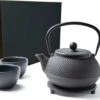 Tealøv THEE SET 800 ML GIETIJZER | COMPLETE SET IN GESCHENKDOOS | Gietijzeren Theepot Met Roestvrijstalen Zeef, Gietijzeren Theekopjes En Onderzetter | In Authentiek Japanse Stijl | Arare Zwart 1 Tealøv THEE SET 800 ML GIETIJZER | COMPLETE SET IN GESCHENKDOOS | Gietijzeren Theepot Met Roestvrijstalen Zeef, Gietijzeren Theekopjes En Onderzetter | In Authentiek Japanse Stijl | Arare Zwart -Bekerwinkel 1200x929 3