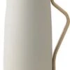Stelton Thermoskan Emma Sand 1.2 Liter 2 Stelton Thermoskan Emma Sand 1.2 Liter -Bekerwinkel 792x1200 1