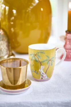 Pip Studio La Majorelle Yellow - Theeset - Porselein - Mok + Theezeef + Theetip - Porselein - 350ml - Geel Servies - Pasen - Konijn -Bekerwinkel 799x1200 11