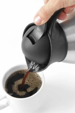 Hendi Thermoskan 1,5 Liter - Isoleerkan Met Drukknop - Zwart - Ø14,5x(H)23cm 16 Hendi Thermoskan 1,5 Liter - Isoleerkan Met Drukknop - Zwart - Ø14,5x(H)23cm -Bekerwinkel 799x1200 2