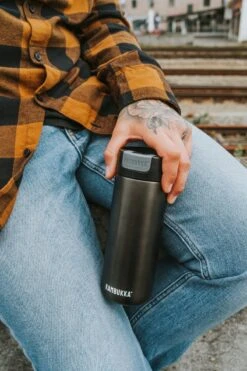 Kambukka Olympus Thermosbeker 500 Ml - Makkelijk Reinigen - Lekvrije Koffiebeker - RVS - Darkness 23 Kambukka Olympus Thermosbeker 500 Ml - Makkelijk Reinigen - Lekvrije Koffiebeker - RVS - Darkness -Bekerwinkel 800x1200 1