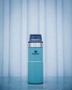 Stanley The Trigger-Action Travel Mug 0,35L Lagoon 6 Stanley The Trigger-Action Travel Mug 0,35L Lagoon -Bekerwinkel 960x1200 1